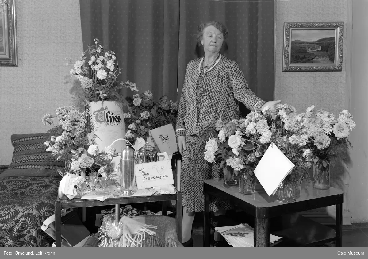 Norges tannlegehøgskole, interiør, kvinne, 70-årsjubilant, stående helfigur, blomsterbuketter