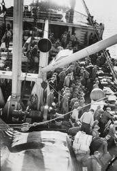 "4000 Tyskere forlater Norge". Bildet er tatt ombord i Den N
