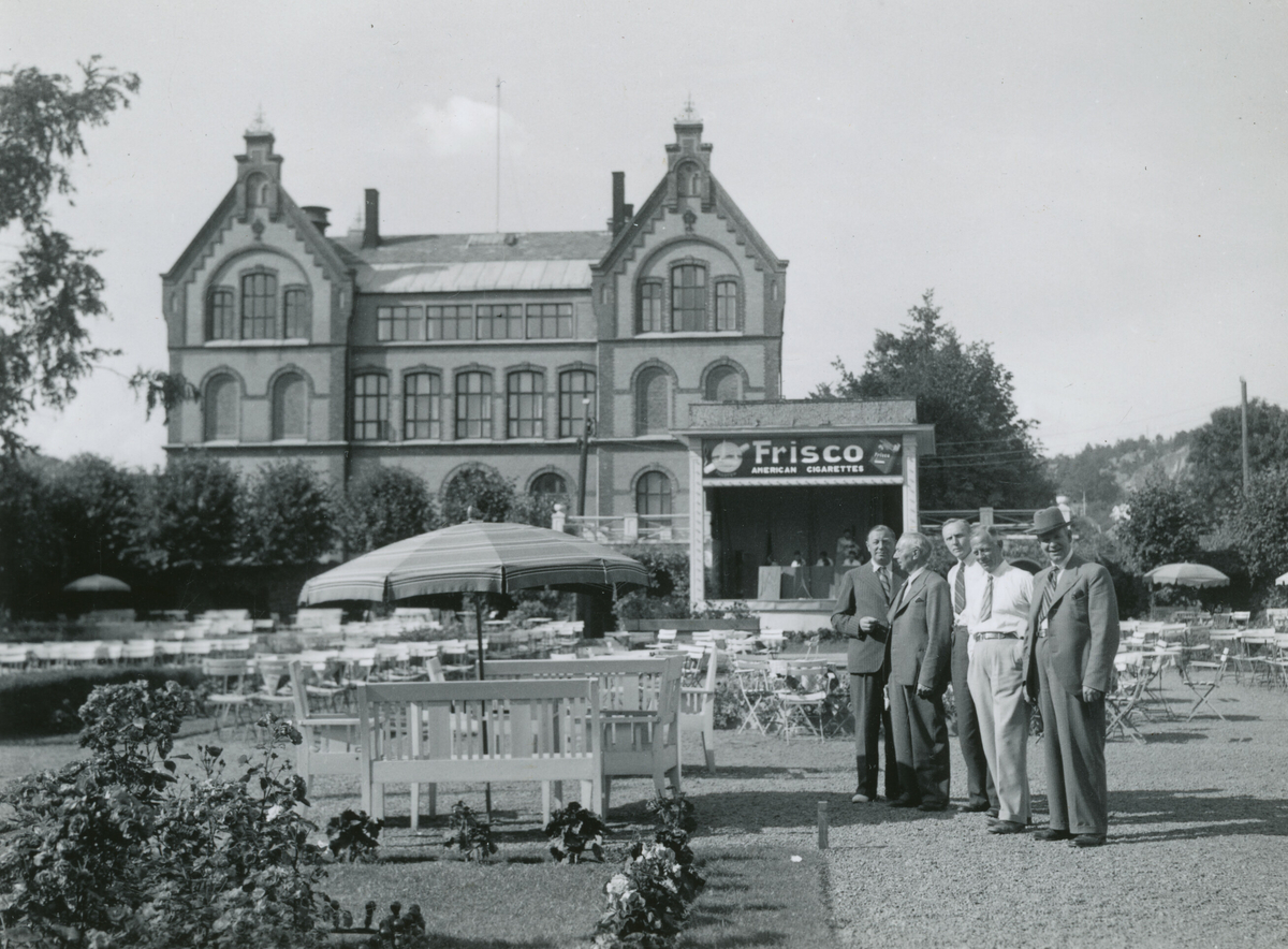 I hagen ved Hotel Atlanten i Sandefjord 10. august 1938.  Bildet er tatt under Kornrådets reise i Vestfold.