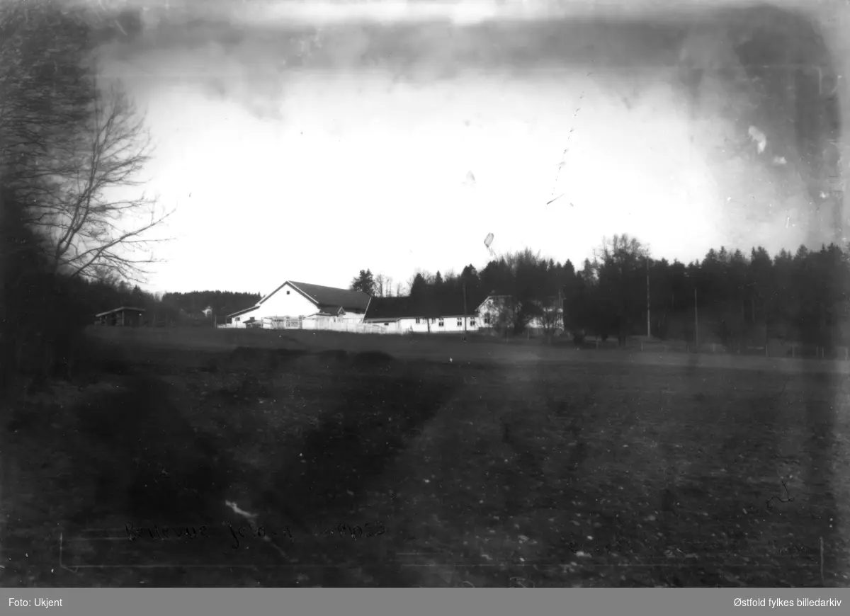 Bellevue gård, Jeløy, Moss. Gården het før 1837 Krosser gård. Var til  1956 Fylkets administrasjonsbygning. Alt er borte. Ny bebyggelse på stedet.