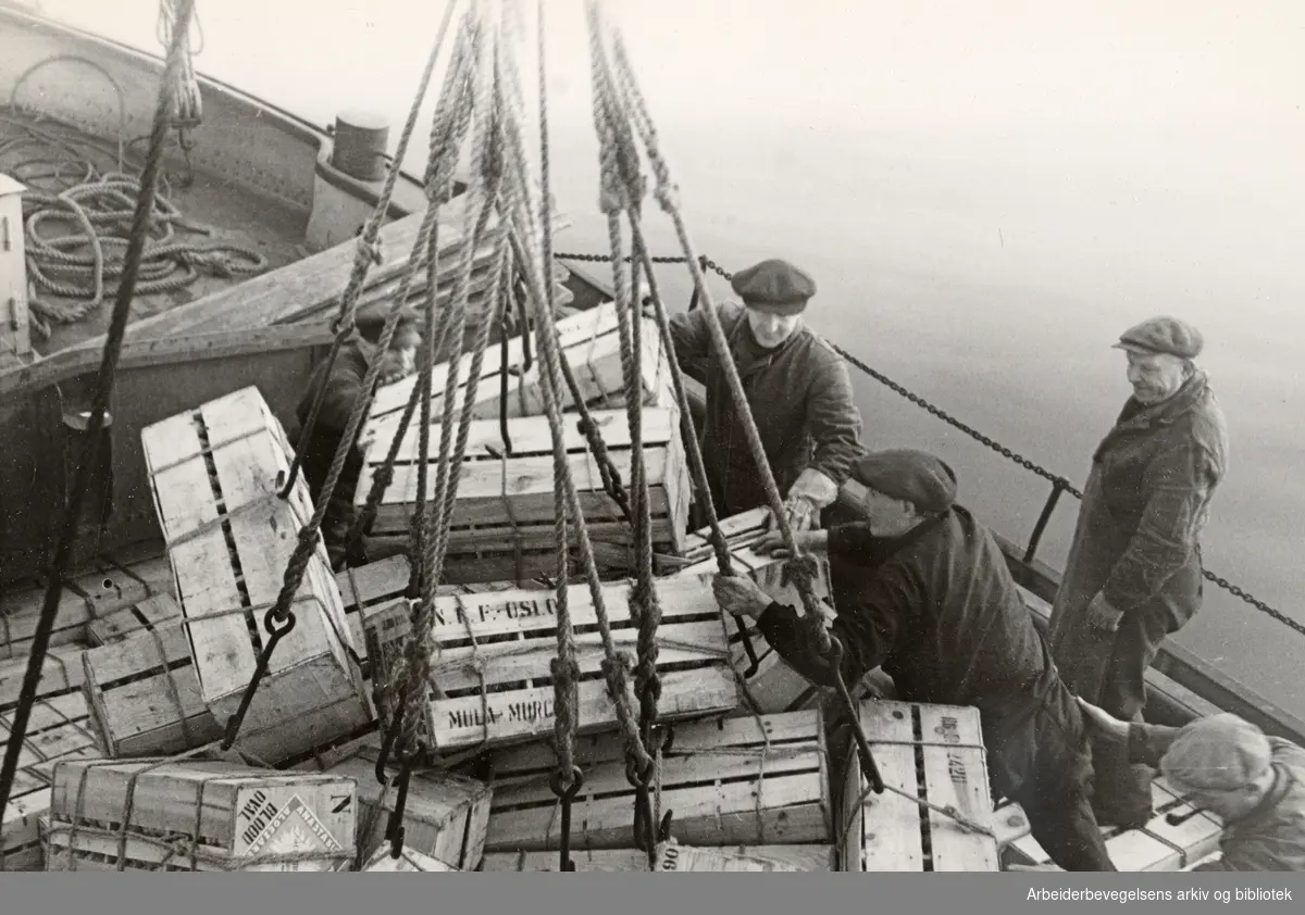 Forsyninger av frukt (bananer) ankommer Oslo havn med motorskipet Anna Odland. August og September 1945