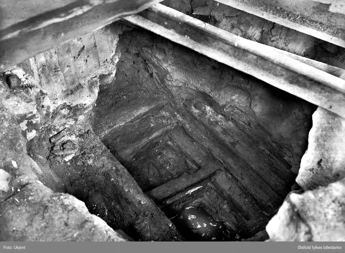 Ved en graving under verandastua til Borregårdsveien 5 i Sarpsborg påtraff man i 1927 et tømret kar. Dette kan ha vært et fundament for en vollport. Fotografert i 1928.