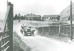Kong Haakon VII kjører i en Minerva Torpeda gjennom Ådalen  