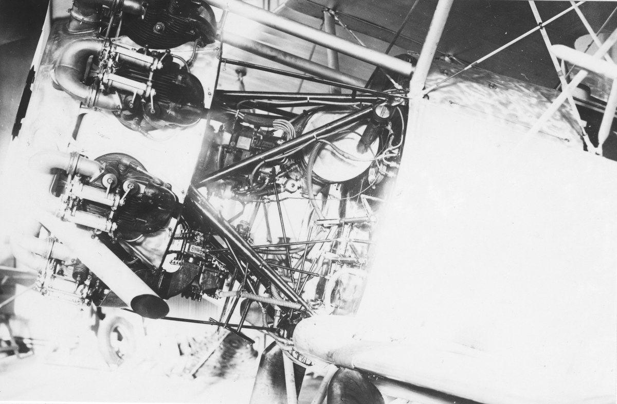 Närbild av motorinstallation på flygplan J 6, Jaktfalken. Tidigt 1930-tal.