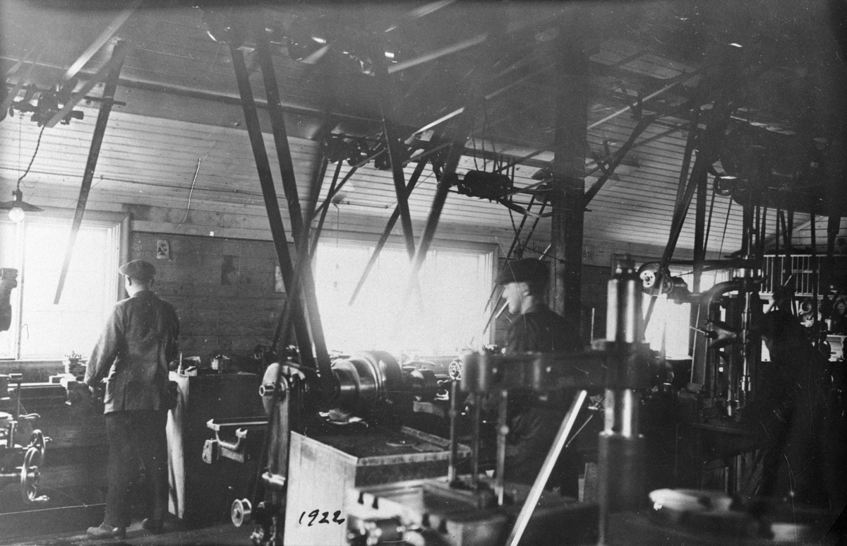 Interiör av maskinverkstaden på Flygkompaniets verkstäder, omkring 1922. Med remdrivna svarvar.