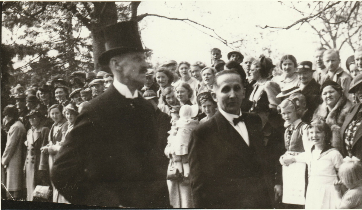 Losje "Ungdommens Vel" på utflukt til Eidsvoll, 1939. I forgrunnen kong Haakon VII.