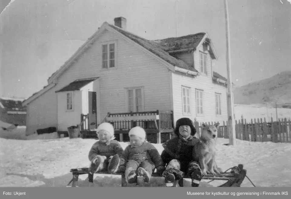 Odny, Kari, Ragnhild og hunden Sonja på Melkøya i1937