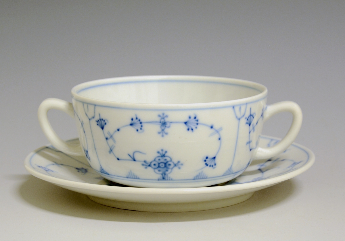 Skål til buljongbolle av porselen med hvit glasur. Dekorert med håndmalt stråmønster i blått.