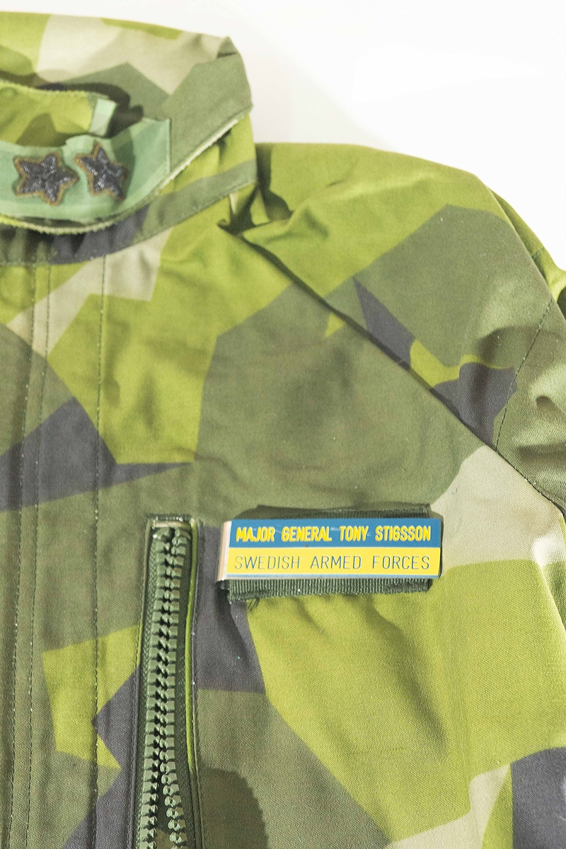 Generalmajors gradbeteckning. Blå-gul namnbricka "MAJOR GENERAL TONY STIGSSON, SWEDISH ARMED FORCES"