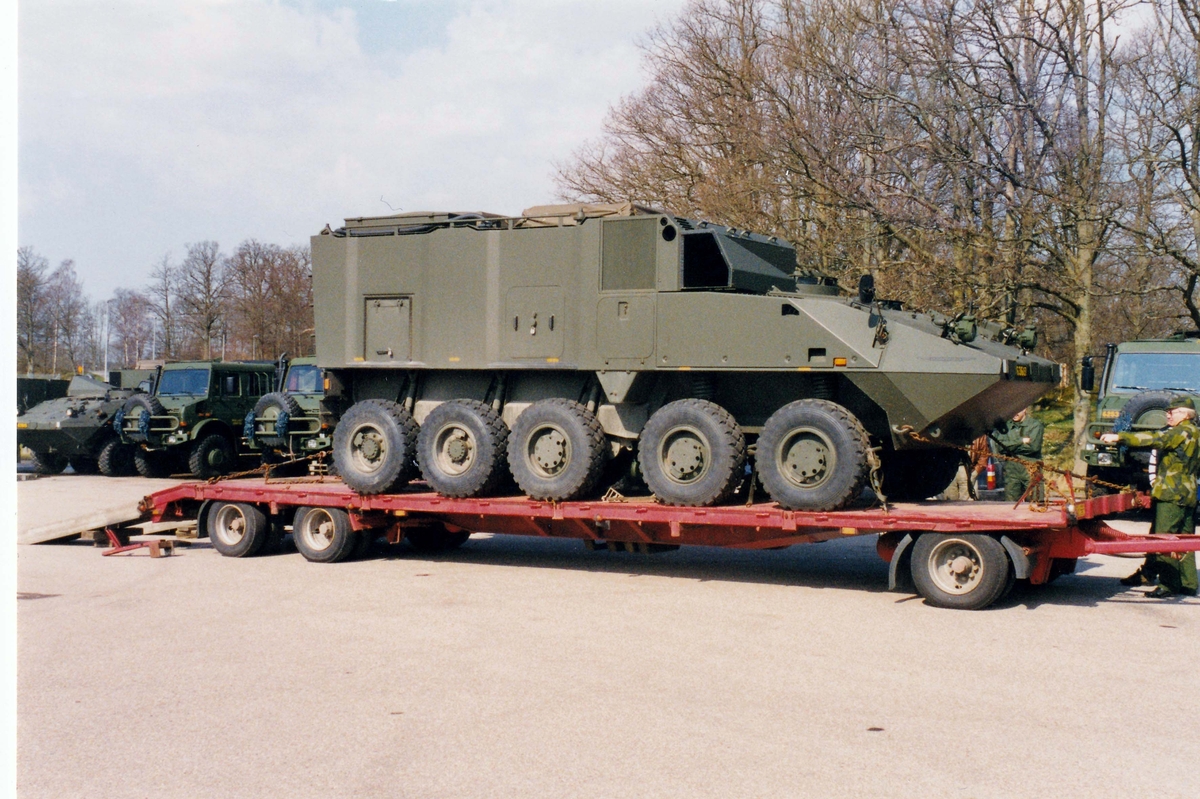FMUhC lastförsök med militära fordon på civila transportfordon sent 1990-tal. Pansarterrängbil 97 "Piranha".