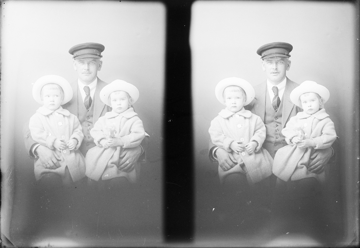 Ateljéporträtt - man med två flickor klädda i kappa och hatt, Östhammar, Uppland