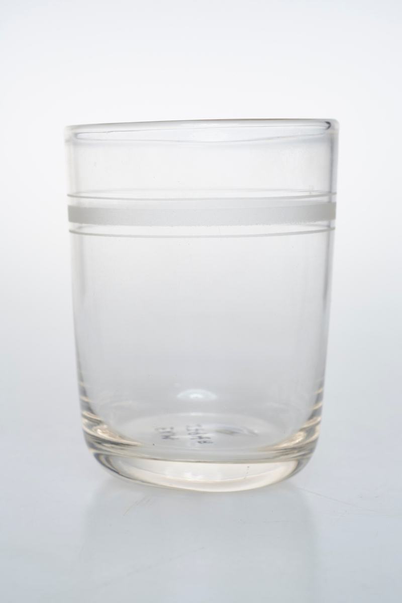 Glassene har tre ringer rundt øverst, som er mattere glass
