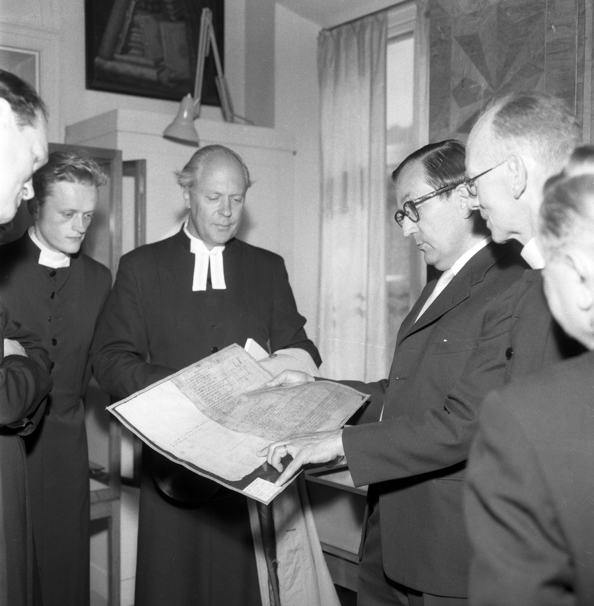 Landsbibliotekarie Åke Vretblad visar äldre material ur samlingarna vid 1961 års prästmöte i Linköping.