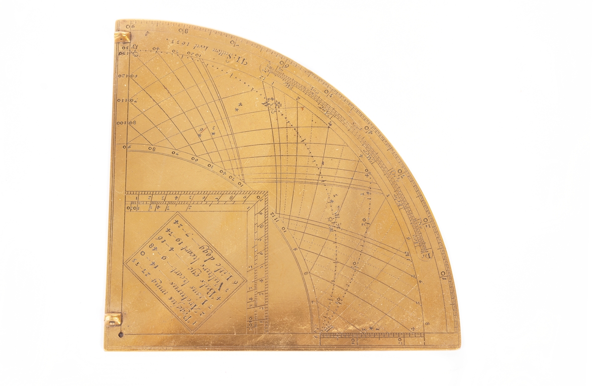 Kopia av arabisk kvadrant med snöre och kula av metall.
Graverad i 7 olika skalor, med cirkelbågar skärande varandra vinkelrätt.
Kopian utförd 1921 efter kvadrant på Örlogsmuseet, Köpenhamn.