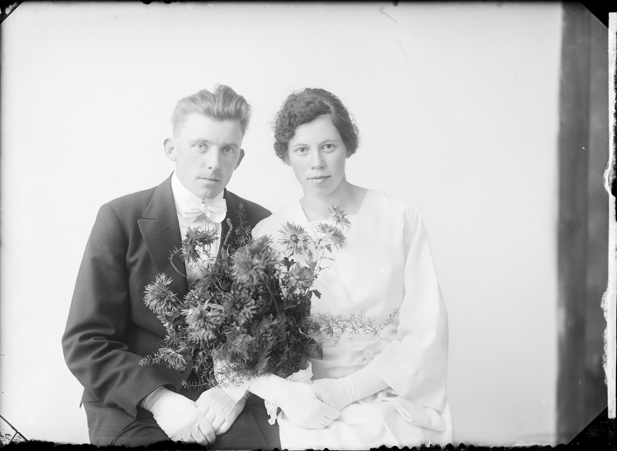 Brudparet Lundbom från Älvsnäs, Börstil socken, Uppland 1923