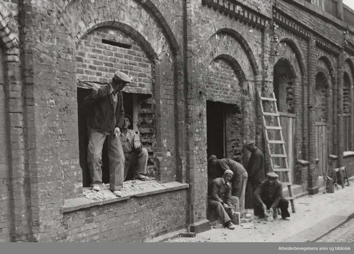 Ruseløkkbasarene under Victoria Terrasse (Vika), gjenåpnes etter å ha vært stengt av Gestapo i krigsårene. September 1945