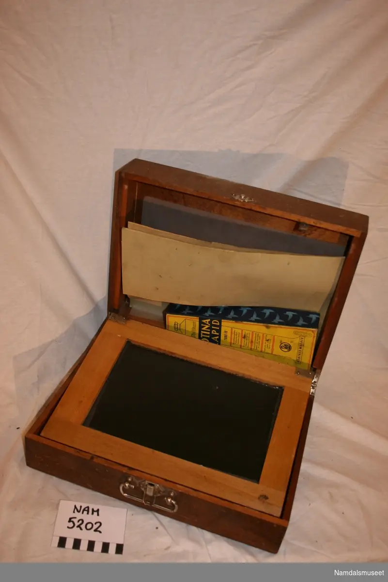 Rektangulær kasse med utstyr for kopiering