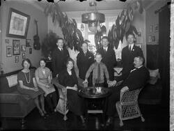 Hansen med kone og syv barn samlet i familiens stue. Plante 