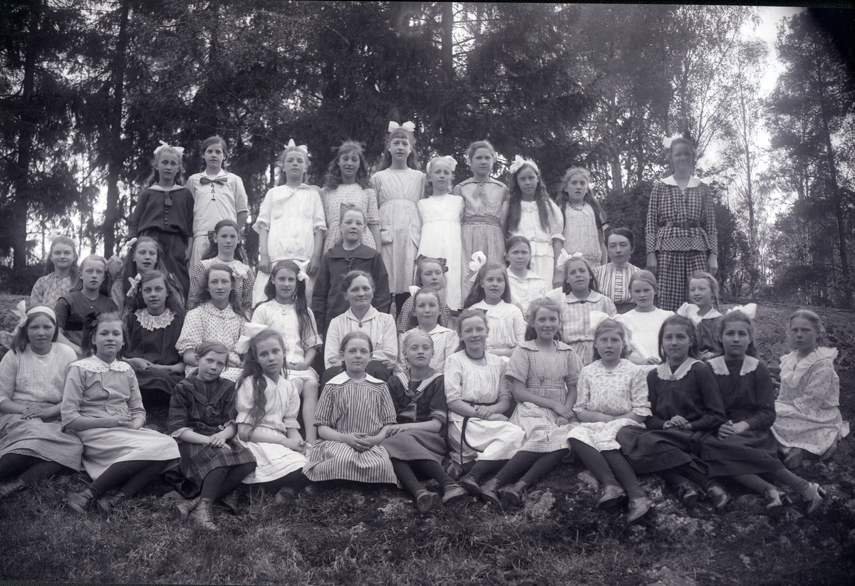 Grupporträtt av skolbarn, Västerås. 1919.