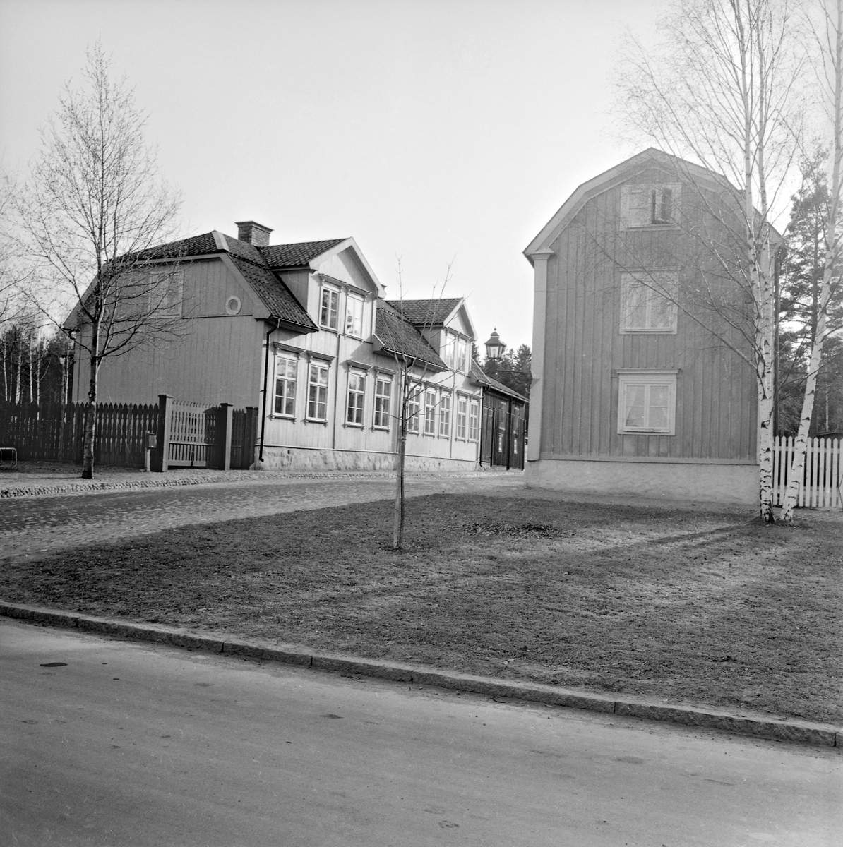 Huitfeltska gården och Mamsellernas hus var de första att återuppföras i friluftsmuseet Gamla Linköping. Huitfeltska flyttades från Ågatan 57 och kunde på sin nya plats tas i bruk som samlingslokal 1951. Huvudbyggnaden var ursprungligen uppförd 1807 av dåvarande ägare landsfiskalen Karl Henrik Svan. Huset förlängdes år 1843 under kapten Önnert Jönssons ägo och fick då bland annan förändring sin släta panel. Gården har fått sitt namn efter regementsläkaren Åke Huitfelt, som från år 1860 var dess ägare och även lät den gå i arv till dottern Eva. Mamsellernas hus flyttades från Nygatan 3 till Gamla Linköping en februarinatt 1952. Huset restes i begynnelsen av landssekreteraren Vilhelm Pereswetoff-Morath och stod klart år 1793. Gården bär dock namn efter senare ägare i hushållsmamsell Karin Laurin och vidare mamsell Emilia Pettersson. Odaterad bild från tidigast våren 1953.