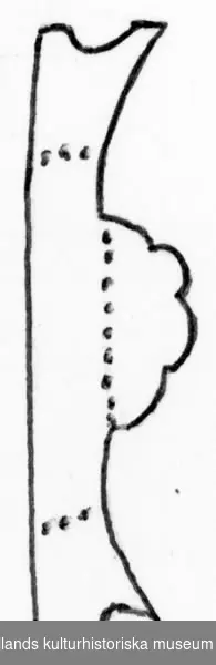 Hänglås av järn. Med löstagbar bygel, samt nyckel, 1700-talet.
a) Lås format som en nära basen avskuren pyramid, sammanhållet av åtta nitar. Vid höger sida och fattande om övre och nedre hål för bygel pånitat beslag. Låsets sidor 15,8, 15,5, 15,5 och 15,5 cm. Tjocklek 3,2 cm.
b) Bygel av rundjärn, på vänster sida utsmitt till en figur, som motsvarar ovanstående beslag och har en märla, vilken går in i låset. Längd 22 cm, bredd 12 cm.
c) Nyckel, ihålig. Ax enligt bild 3. Längd 9 cm, bredd 4,2 cm.