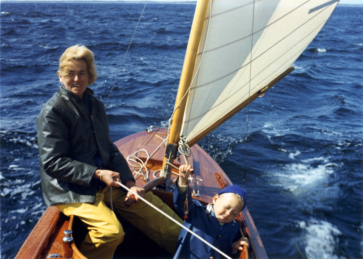 Segelkanoten UNDA till havs med Elna Ekström vid rodret.