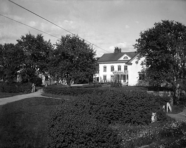 Trädgård Vid Vrethammars Herrgård I Ramsberg, 1920-tal - Örebro ...