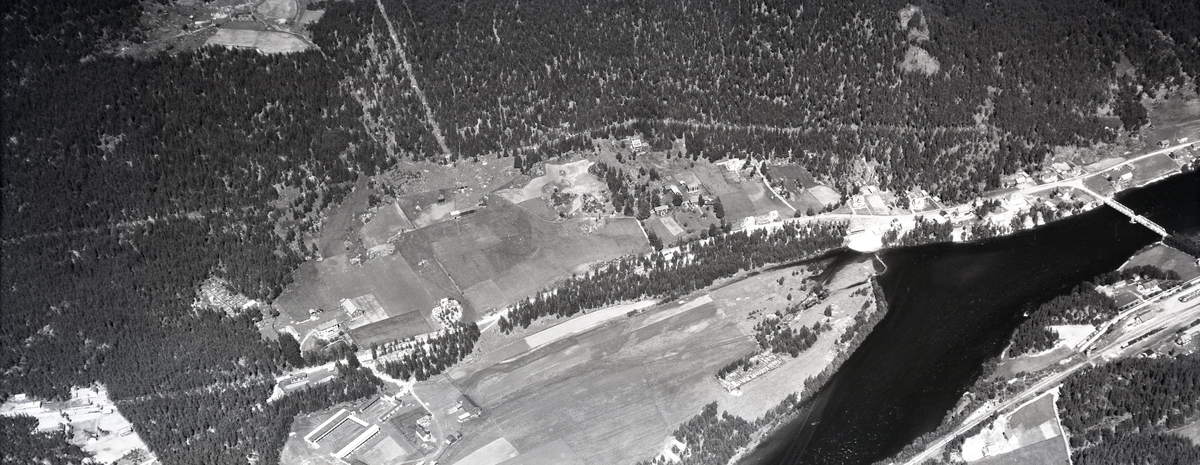 3 flyfoto av Vikojordet som var område for Hallingdalsmessa (varemesse) i 1936. På siste bildet ser vi også Breidok og ned til jernbanestasjonen