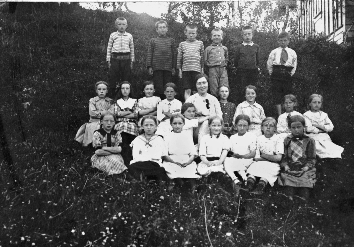 Klassebilde av 4. klasse ved Harstad barneskole i 1916.