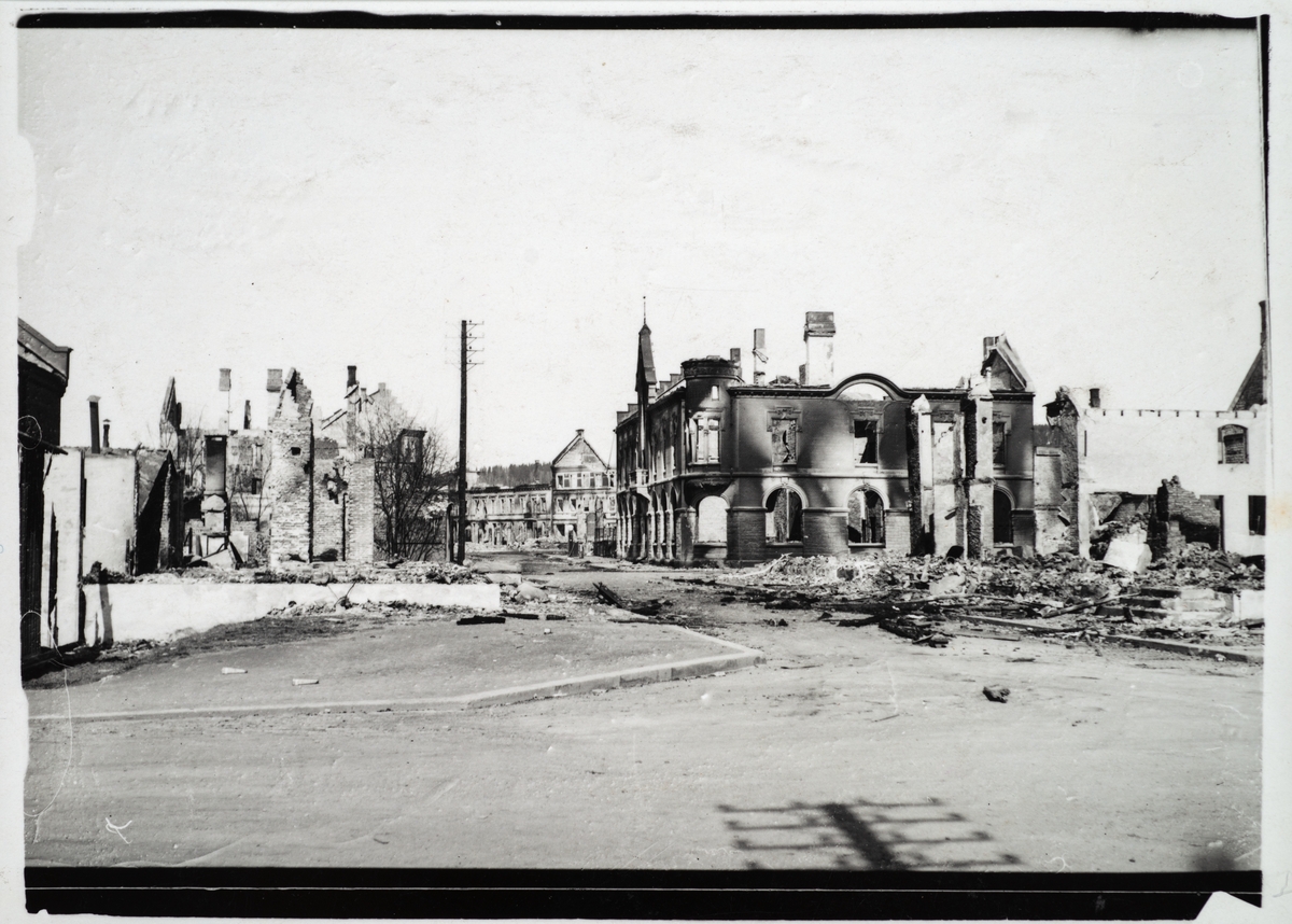 Bygninger ødelagt av brann eller bombing.