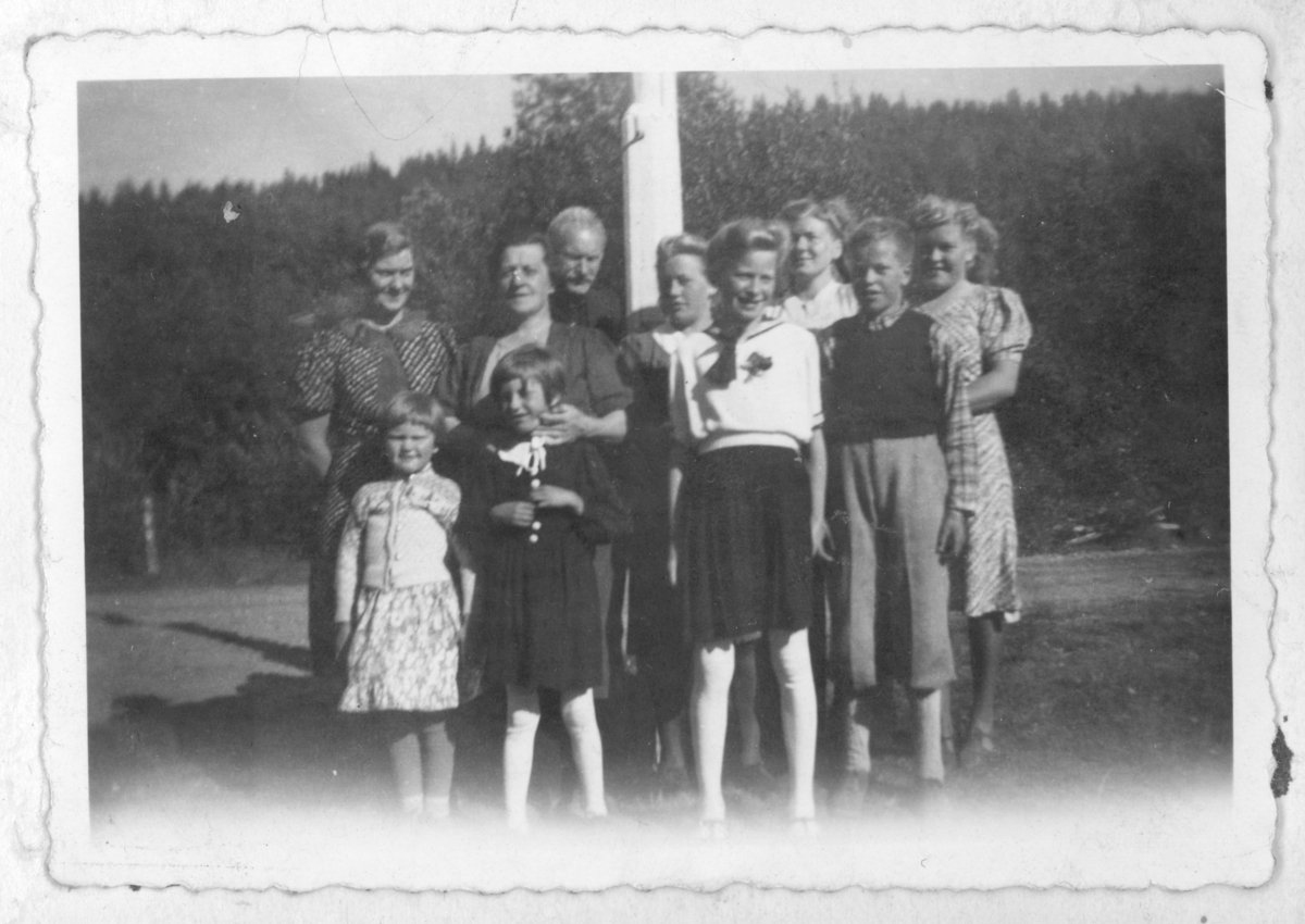 Gruppebilde foran flaggsstanga hos Kvammen på Maukdalen i Målselv. ca 1940.