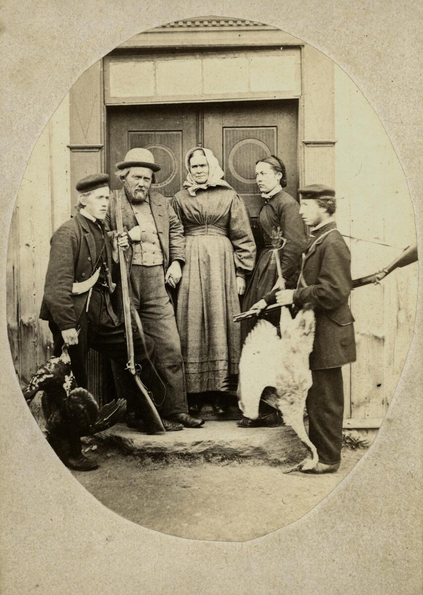 Fuglejakt ca. 1870 på Eina. Familiebilde foran hoveddøra på Blilie.Personene er: Mathias Blilie, og Lars Blilie, Johanne Hansdtr. Haukaas, Anne Blilie, Hans Kristian Blilie.