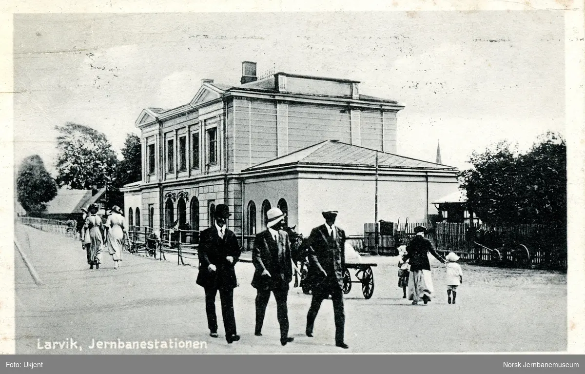 Larvik stasjon sett fra bysiden