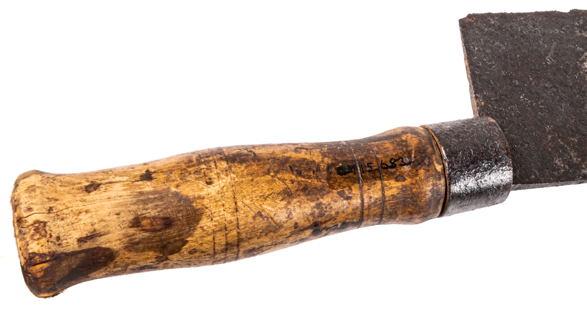 Skarvjärn, med handsmidd klinga och med handtag av trä i båda ändar, Garveriredskap. Längd 92cm.