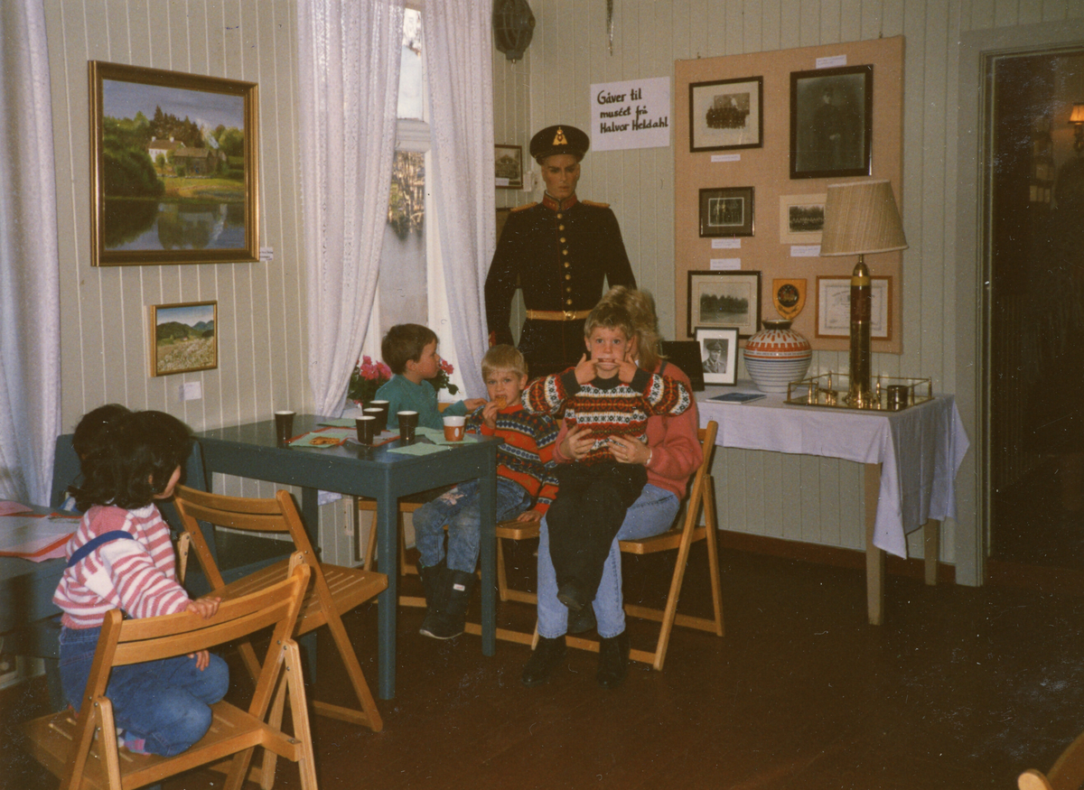 Gullbring barnehage på besøk på museeet i samband med julemessa 1989.