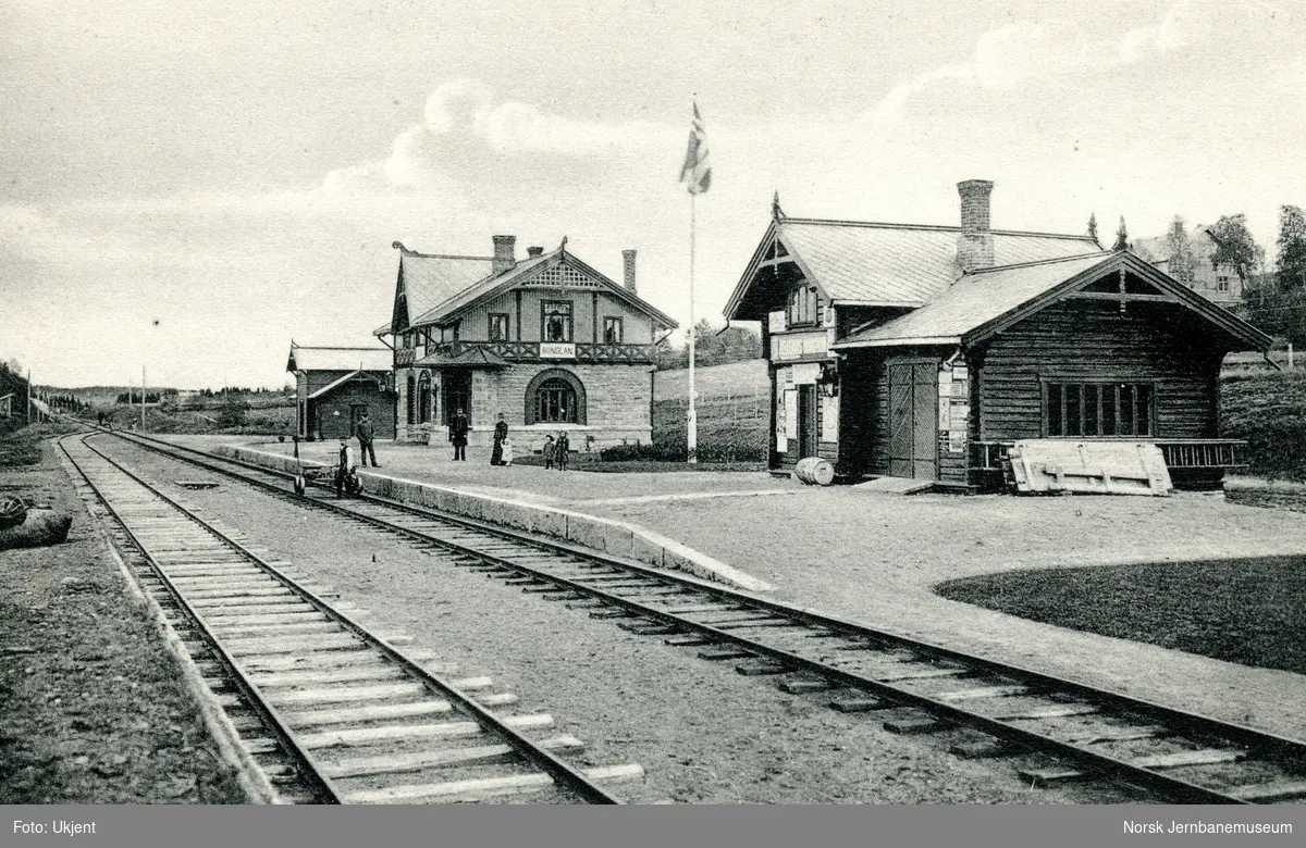 Ronglan stasjon på Nordlandsbanen. Stasjonsmesteren og trolig hans familie på plattformen