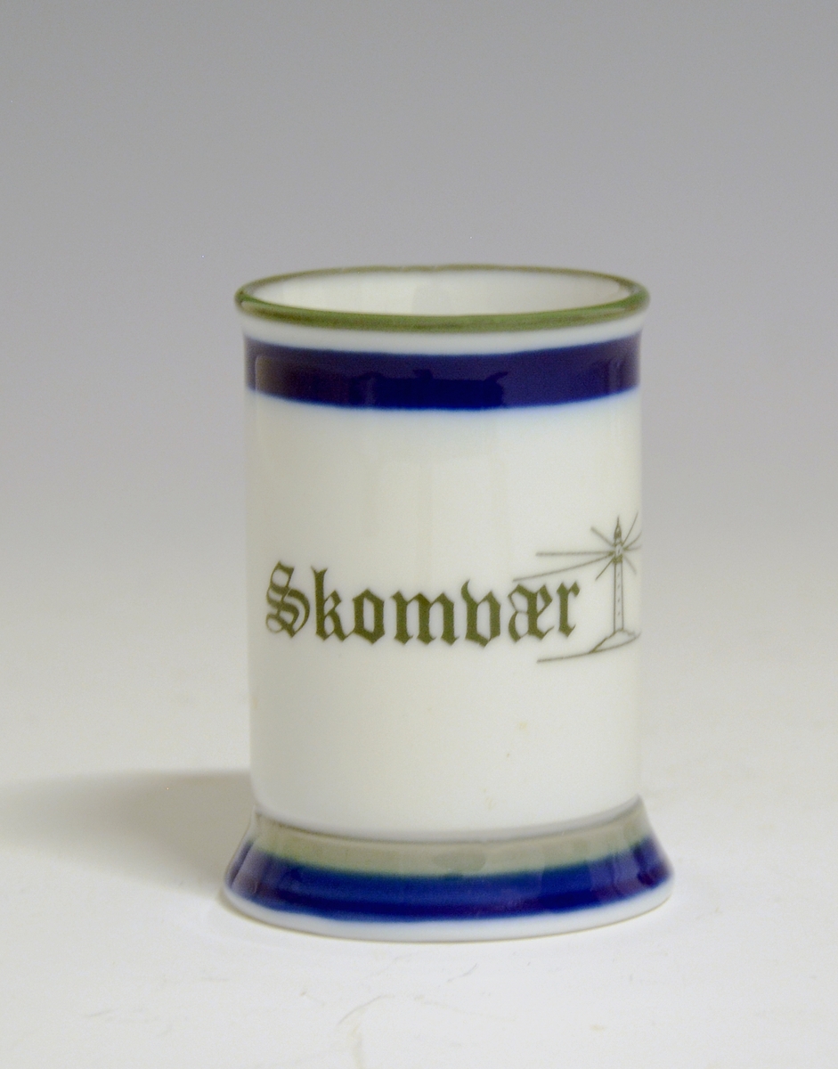 Drammeglass av porselen med motiv av anker og det norske flagget. Påskriften: Skomvær.