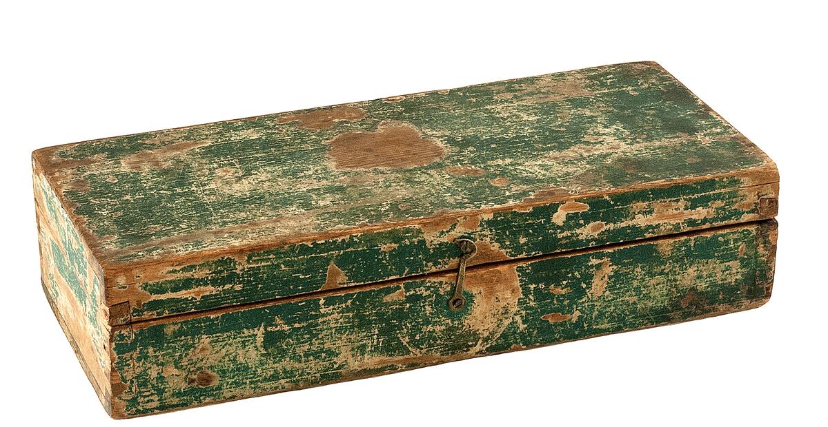 Grön låda av trä med planimeter ?, lådan är mycket nött och färgen är delvis avskavd, locket stängs med en hake, planimetern är av brunt trä och metall och försedd med en graderad rund mätskiva (av papp) mot ljusgrön fyrkantig pappskiva, har enligt originalkatalogen tillhört kommissions-lantmätaren i gotl. Län, kaptenen m.m. Axel ytterberg, död 1910.
för Lantmätare, i fodral av trä, 25,5 x 11 x 5,5 cm. Har tillhört kommisions-lantmätaren i gotl. Län, kaptenen m.m. Axel ytterberg, död 1910.