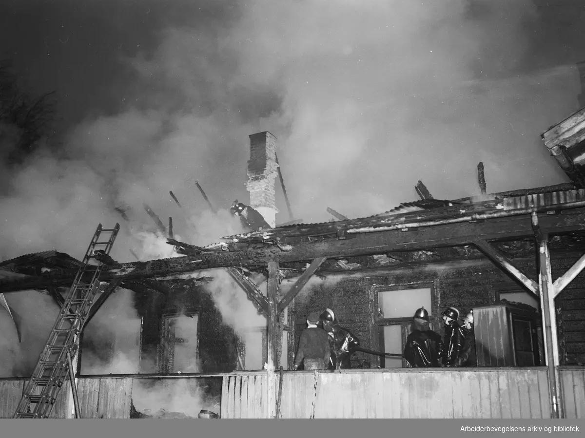 Brann i Elveveien på Lysaker. 20 familier husløse. Udatert. 1953