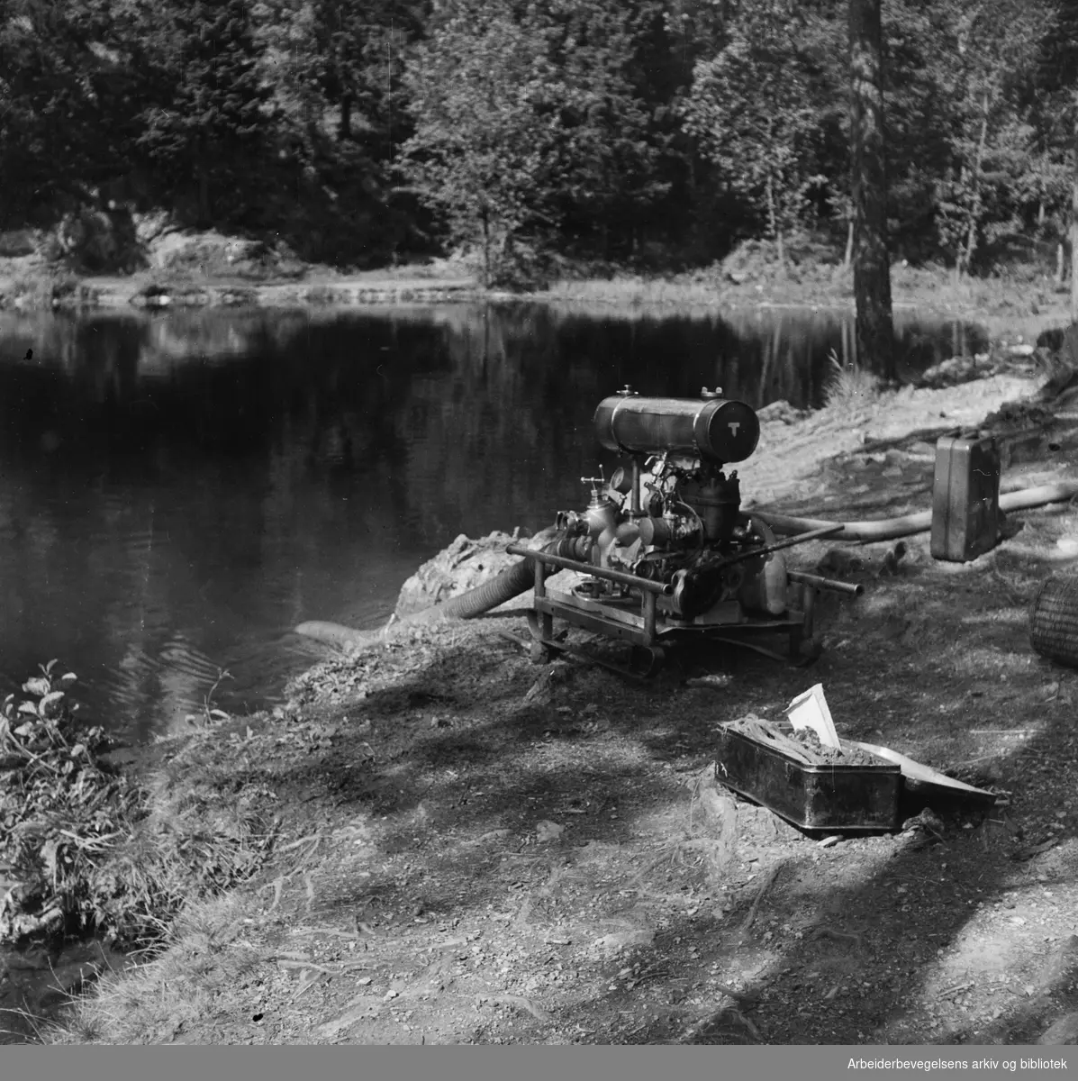 Slukking av en skogbrann i Oslomarka. Vannpumpe. Udatert. Ingen andre oppl.1953