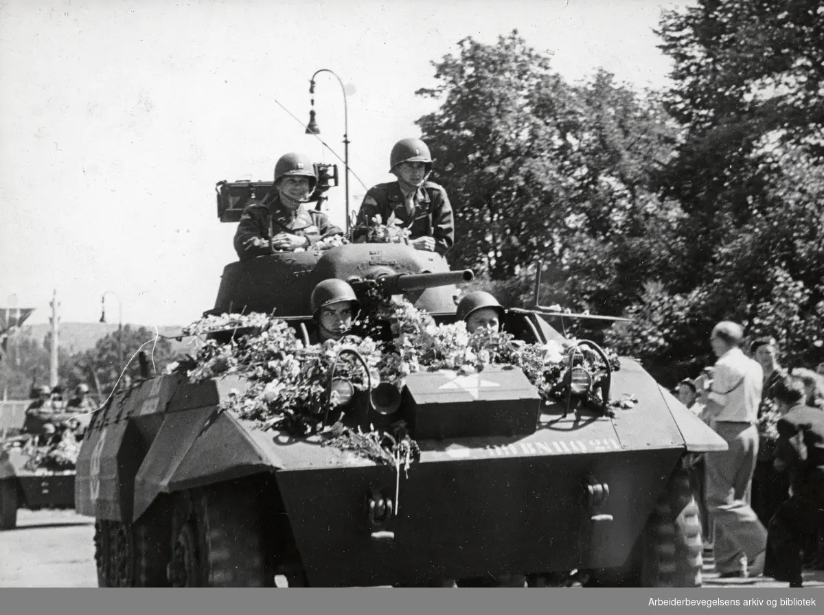 Fra feiringen av De Alliertes dag i Oslo - The Allied Forces day. 30 juni 1945. Amerikansk stridsvogn. Slottsparken.