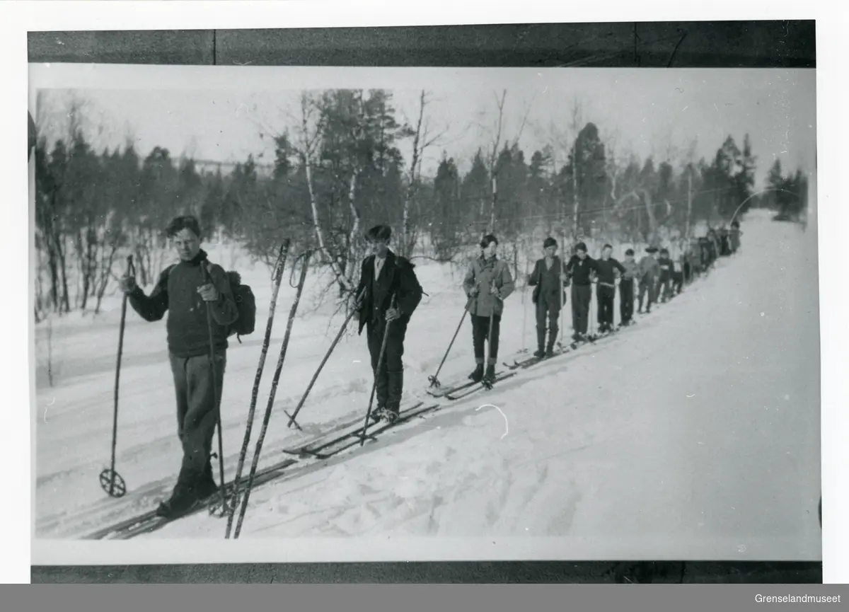 Skolebarn på skitur. Fra venstre: Edv. Hauge, Håkon Figenschau...
