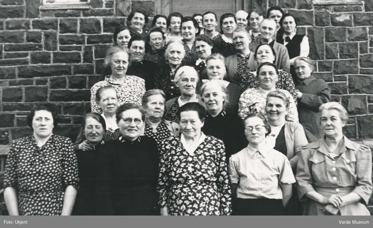 Frelsesarmeens Dorkasforening i Vardø. Ca. 1950