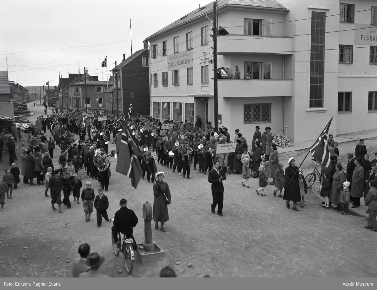Musikkstevne i Vardø, 1954. Musikantene i opptog gjennom Strandgata