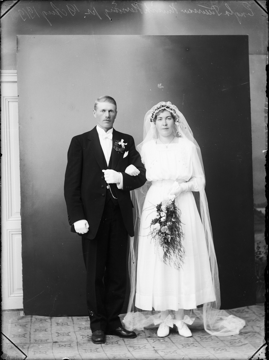 Brudparet Pettersson från Hensvik, Häverö socken, Uppland 1919