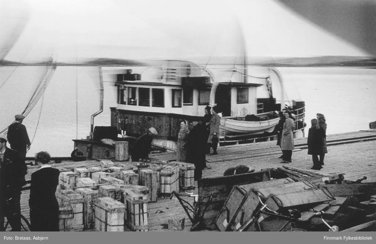 Forsyninger har kommet til kaia på Hestnes, 1947.