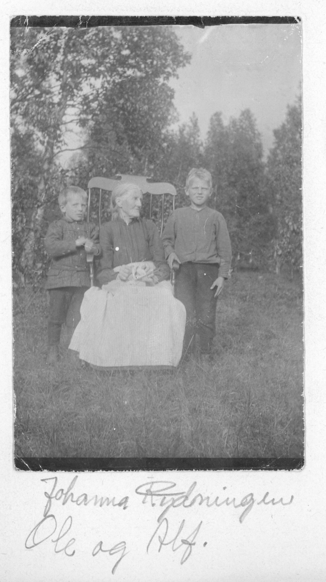 Foto tatt utendørs av, fra venstre: Alf Rydningen, Johanna Olsdatter Rydningen og Ole Rydningen.