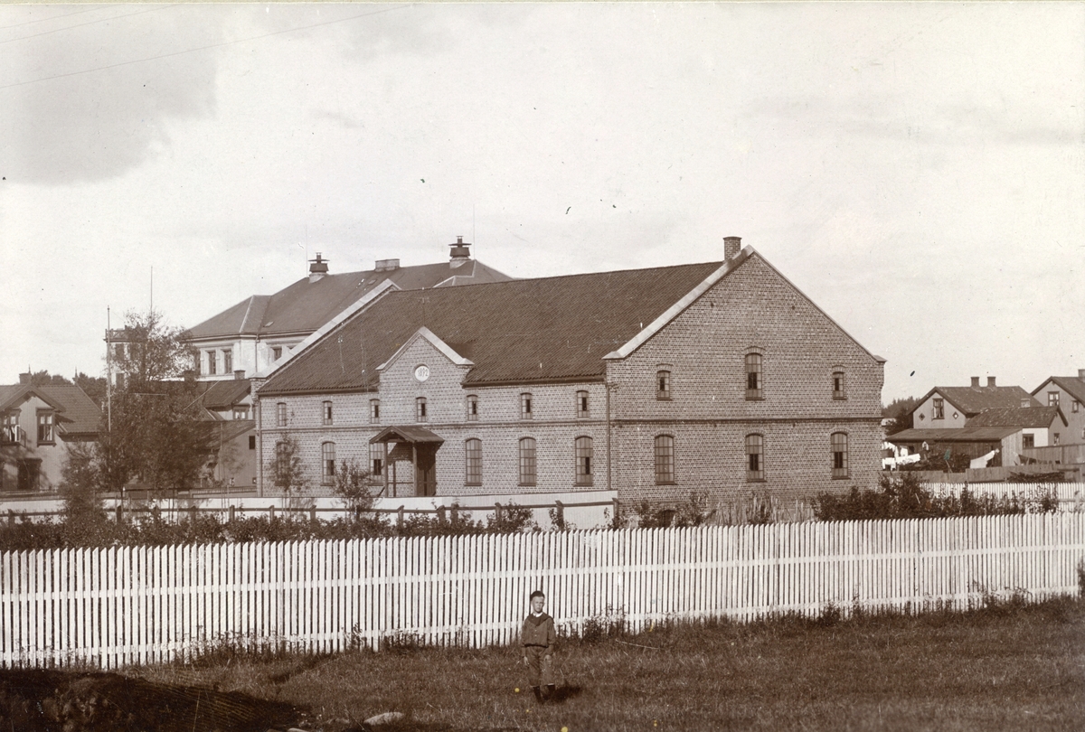 Helly Hansen A/S fabrikkbygninger, i Moss ca. 1905. Bygd  1892. 
Stort bygg bak er bak Skarmyra skole. 
Lagerbygning, eneste fabrikkbygning som er bevart bygd av Helly J. Hansen.