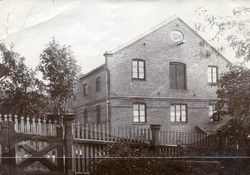 Helly Hansen A/S fabrikkbygninger, i Moss ca. 1905. I gavlen