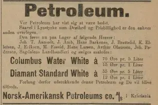 De første reklamene hvor Arthur Olaussens landhandleri er nevnt er for Petroleum (Parafin til lamper). Det var Norsk-Amerikansk Petroleums co. A/S som annonserte for Columbus Water White og Diamant Standard White og fortalte om hvilke forhandlere man kunne få produktene hos. Akershus Folkeblad, den 16.10.1909. Nasjonalbiblioteket.